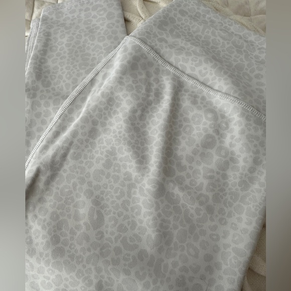 Alo Yoga High-Waist Vapor Leopard Legging - Picture 4 of 4